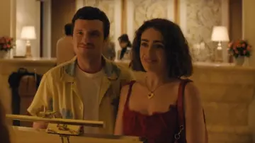 Collier Mondo Mondo Super Heart porté par Maia (Rachel Sennott) comme on le voit dans I Love LA (S01E01)