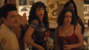 Jean Paul Gaultier La robe courte à roses rouges portée par Tallulah (Odessa A’zion) comme on le voit dans I Love LA (S01E01)