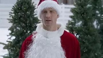 Abrigo de Santa Claus de Navidad en servicio de Josh Cannon usado por Josh Cannon (Parker Young) como se ve en Navidad de servicio