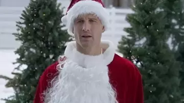 Abrigo de Santa Claus de Navidad en servicio de Josh Cannon usado por Josh Cannon (Parker Young) como se ve en Navidad de servicio