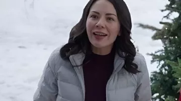 Chaqueta acolchada de abedul Blair de Navidad en servicio usada por Blair Birch (Janel Parrish) como se ve en Navidad de servicio