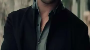 Crime 101 2026 Chris Hemsworth Veste en laine noire portée par Mike Davis (Chris Hemsworth) dans Crime 101