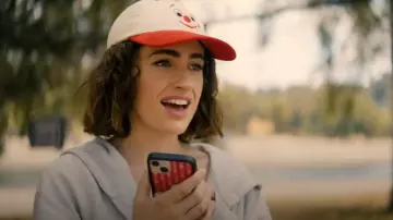 Étuis à fleurs sauvages portés par Maia (Rachel Sennott) comme on le voit dans I Love LA (S01E01)