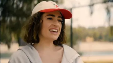 Merch Motel BBMT Wizard Clown Hat porté par Maia (Rachel Sennott) comme on le voit dans I Love LA (S01E01)