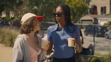 Miu Miu Chemise courte zippée sur le devant portée par Alani (True Whitaker) comme on le voit dans I Love LA (S01E01)