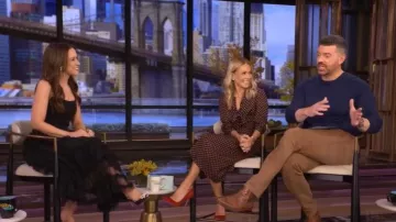 Vestido de Celine Low Lavalliere usado por Kelly Ripa como se ve en VIVO con Kelly y Mark el 3 de noviembre de 2025