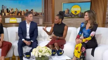 Alice + Olivia Melina Combinaison à jambes larges en faux cache-cœur portée par Rhiannon Ally, comme on le voit dans Good Morning America le 29 octobre 2025