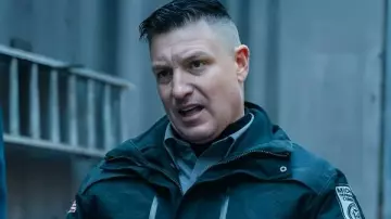 Lane Garrison Maire de Kingstown S04 Veste noire portée par Carney (Lane Garrison) dans Maire de Kingstown (S04)