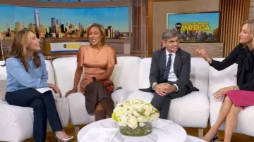 Pull à coutures apparentes Topshop en bleu clair porté par Lori Bergamotto tel qu’on le voit dans Good Morning America le 30 octobre 2025