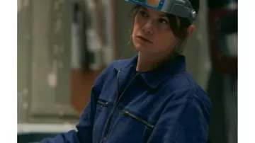 Down Cemetery Road 2025 Combinaison en jean Ruth Wilson portée par Sarah Tucker (Ruth Wilson) dans Down Cemetery Road (S01)