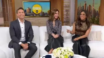 Haut à manches montantes imprimé DKNY porté par Morgan Norwood, comme on le voit dans Good Morning America le 30 octobre 2025