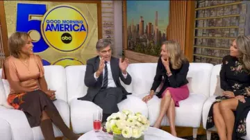 Robe Hutch Raven en Coral Placement Floral portée par Robin Roberts comme on le voit dans Good Morning America le 30 octobre 2025