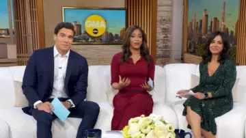 Robe Alexia Admor Sable en bordeaux portée par Morgan Norwood comme on le voit dans Good Morning America le 31 octobre 2025