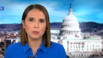 Robe chemise midi ceinturée Theory portée par Elizabeth Schulze vue dans Good Morning America le 31 octobre 2025