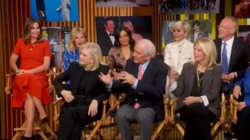 Vestido camisero de punto crepé Scanlan Theodore usado por Rebecca Jarvis como se ve en Good Morning America el 3 de noviembre de 2025