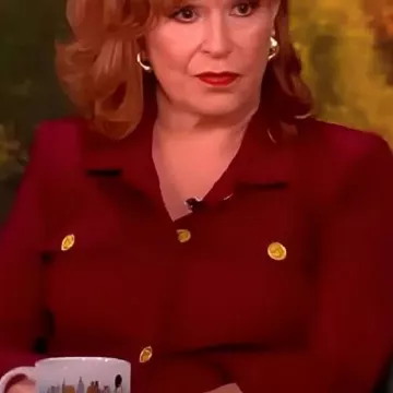 Chaqueta de botones dorados usada por Joy Behar en The View 2025