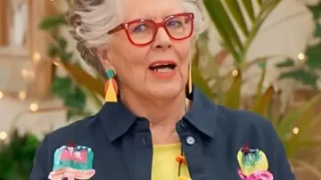 Gran Camiseta de Horneado Británico S16 Prue Leith con Soporte de Pastel de Lentejuelas usado por (Prue Leith) en El Gran Horneado Británico (S08)