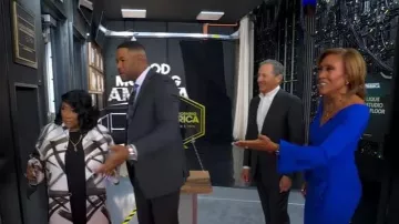 Chiara Boni La Petite Robe Isoshi Dress usado por Robin Roberts como se ve en Good Morning America el 3 de noviembre de 2025