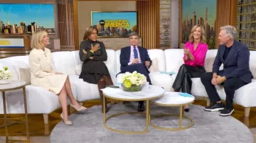 Manolo Blahnik Maysale Suede Pointed-Toe Buckle Zapatos de tacón usados por Sydney Sweeney como se ve en Good Morning America el 4 de noviembre de 2025