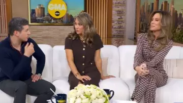 Cardigan de costume en coton à manches courtes Toccin porté par Ginger Zee comme on le voit dans Good Morning America le 4 novembre 2025