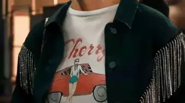 Veste à franges portée par Morgan Gillory (Kaitlin Olson) dans la série télévisée High Potential S02