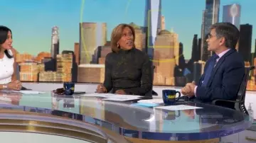 Tanya Taylor Thea Turtleneck Midi Dress en Black Fore portée par Robin Roberts comme on le voit dans Good Morning America le 4 novembre 2025