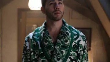 Une robe de film de Noël Very Jonas portée par (Nick Jonas) comme on le voit dans un film de Noël très Jonas