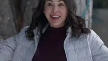 Chaqueta acolchada de plumón Janel Parrish 2025 de Navidad en servicio