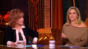 Cardigan à bordure contrastante C by Bloomingdales porté par Joy Behar, comme on le voit dans The View le 31 octobre 2025