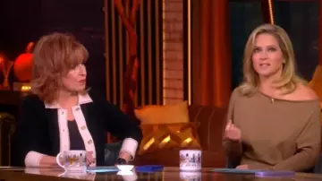 Cardigan à bordure contrastante C by Bloomingdales porté par Joy Behar, comme on le voit dans The View le 31 octobre 2025