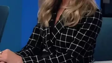 Blazer a cuadros usado por Alex Levy (Jennifer Aniston) en la serie de televisión The Morning Show