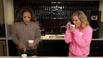 Sweat-shirt à col rond Aviator Nation Heart Stitch porté par Sara Haines, comme on le voit dans The View le 31 octobre 2025