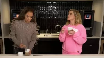 Pantalon de survêtement Aviator Nation Heart Stitch porté par Sara Haines comme on le voit dans The View le 31 octobre 2025