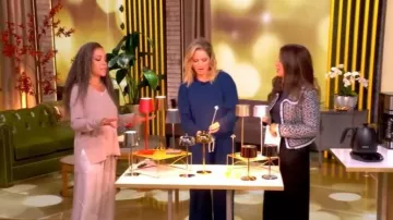 PJ Harlow Alyn Sam Set utilisé par Sara Haines comme on le voit dans The View le 3 novembre 2025