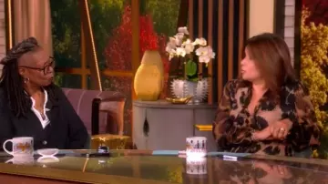 Diane von Furstenberg Lucia Combinaison portefeuille à imprimé léopard portée par Ana Navarro vue dans The View le 3 novembre 2025