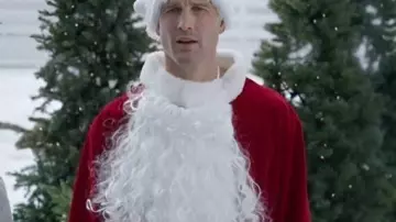 Abrigo de terciopelo rojo de Santa Claus usado por Josh Cannon (Parker Young) como se ve en Christmas on Duty