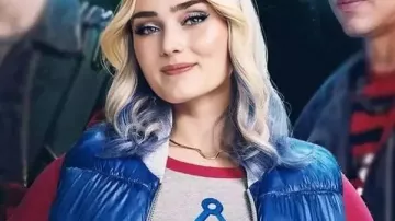 Zombies 4 L’aube des vampires 2025 Gilet bleu Meg Donnelly porté par (Meg Donnelly) dans Z-O-M-B-I-E-S 4 : L’aube des vampires