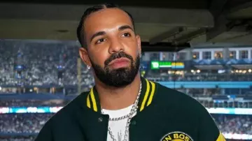 Chaqueta universitaria Bosco Eagles usada por Drake Don