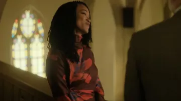 Vestido largo de seda McQueen Flame Lily usado por Det. Lena Silver (Sonequa Martin-Green) como se ve en Boston Blue (S01E01)