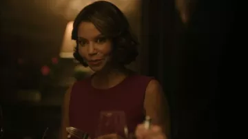 Vestido tubo de crepé de lana Dolce and Gabbana usado por DA Mae Silver (Gloria Reuben) como se ve en Boston Blue (S01E01)
