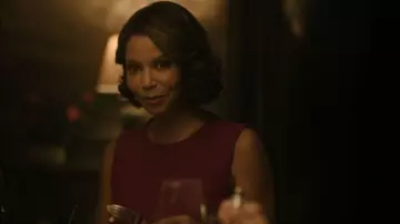 Vestido tubo de crepé de lana Dolce and Gabbana usado por DA Mae Silver (Gloria Reuben) como se ve en Boston Blue (S01E01)