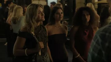 Top de Babaton Gallery usado por la Superintendente Sarah Silver (Maggie Lawson) como se ve en Boston Blue (S01E01)