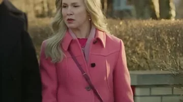 Un Noël de Newport 2025 Manteau rose Ginna Claire Mason porté par (Ginna Claire Mason) dans Un Noël de Newport