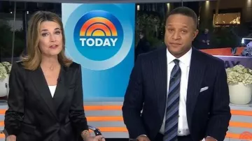Chaqueta de satén Veronica Beard Miller Dickey usada por Savannah Guthrie como se ve en Today el 31 de octubre de 2025