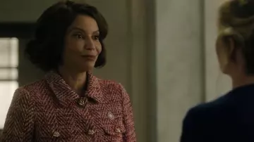 Chaqueta de tweed Tagliatore usada por DA Mae Silver (Gloria Reuben) como se ve en Boston Blue (S01E02)