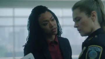 Blusa de la Academia Aritzia usada por la detective Lena Silver (Sonequa Martin-Green) como se ve en Boston Blue (S01E02)