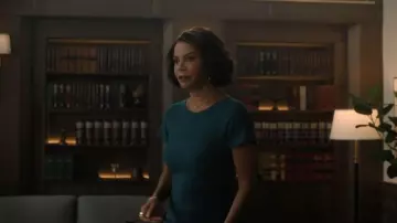 Hugo Boss Vestido de negocios con abertura frontal usado por DA Mae Silver (Gloria Reuben) como se ve en Boston Blue (S01E02)