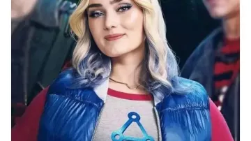 Meg Donnelly Zombies 4 L’aube des vampires 2025 Gilet bleu d’Addison (Meg Donnelly) dans Z-O-M-B-I-E-S 4 : L’aube des vampires