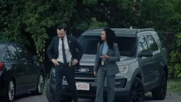 Pantalon à cadran Babaton porté par le détective Lena Silver (Sonequa Martin-Green) comme on le voit en Boston Blue (S01E02)