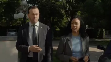Blazer Babaton Standout porté par le détective Lena Silver (Sonequa Martin-Green) comme on le voit en bleu Boston (S01E02)